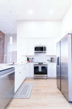 Køleskab, mikrobølgeovn, ovn, kogeplade