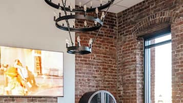 Télévision, jeux vidéo, livres, espaces bureaux