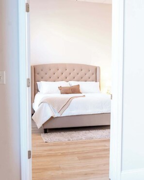 2 habitaciones, tabla de planchar con plancha, cuna de viaje y wifi 