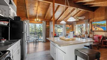 บ้านพัก, ลานระเบียง, วิวทะเลสาบ | ครัวส่วนตัว | กาต้มน้ำไฟฟ้า, เตาปิ้งขนมปัง