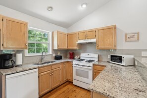 Fridge, microwave, oven, stovetop - Easy walk to beach & town! Small family & couples retreat - Large porch, Grill - Folly Haven (Folly Beach)