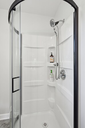 Dusche, Haartrockner, Handtücher
