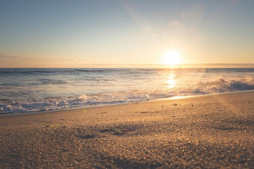 Easy walk to beach & town! Small family & couples retreat - Large porch, Grill - Folly Haven