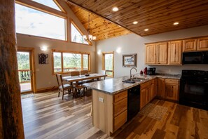 Fridge, microwave, oven, stovetop - Mtn Cabin/Spa/5Kingbeds/Garage/Amazing View/Trails (Lead)