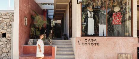 Un edificio con un letrero que dice "CASA COYOTE".