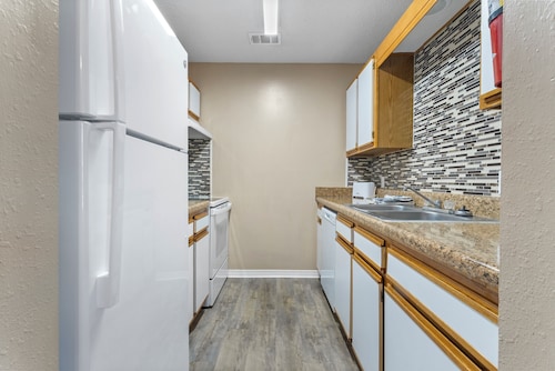 Modern 2-Bedroom Villa with WiFi, Kitchen, Pool apartment in D'Iberville