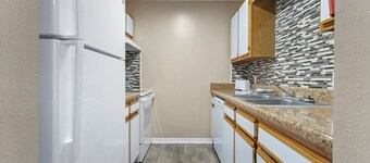 Modern 2-Bedroom Villa with WiFi, Kitchen, Pool apartment in D'Iberville