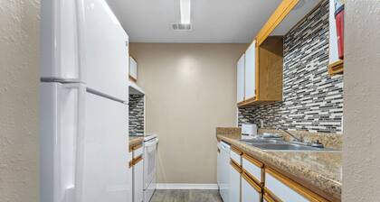 Modern 2-Bedroom Villa with WiFi, Kitchen, Pool apartment in D'Iberville