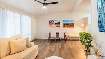 Una televisión, una oficina