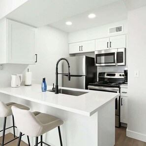 Kühlschrank, Mikrowelle, Ofen, Herdplatte