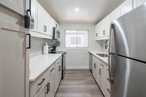 Fridge, microwave, oven, stovetop - 2KingBd  2Bath  Gym  Pool Free Parking (Scottsdale)