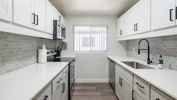 Jääkaappi, mikroaaltouuni, uuni, liesi