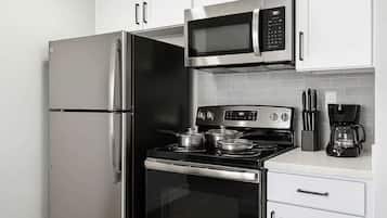 Frigorifero, microonde, forno, piano cottura