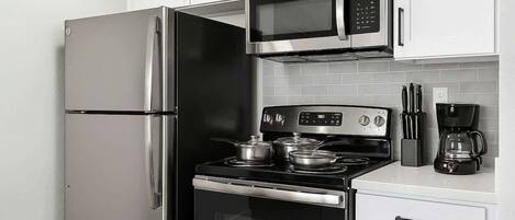 Jääkaappi, mikroaaltouuni, uuni, liesi