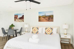2 bedrooms, iron/ironing board, WiFi, bed sheets - 2BR/2BA w/ 3 Beds Prime Location (Scottsdale)