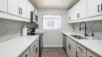 冷蔵庫、電子レンジ、オーブン、コンロ