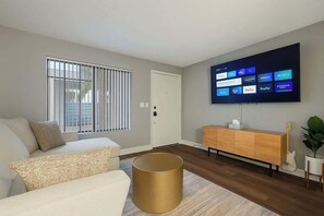 テレビ、書斎 / ワークスペース