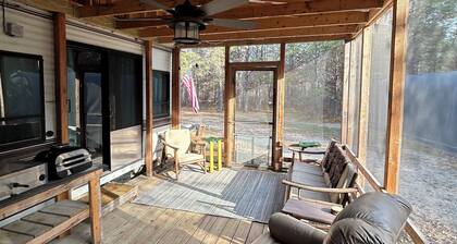 Charming 2-bedroom cabin with screened in outdoor living space in serene Crivitz
