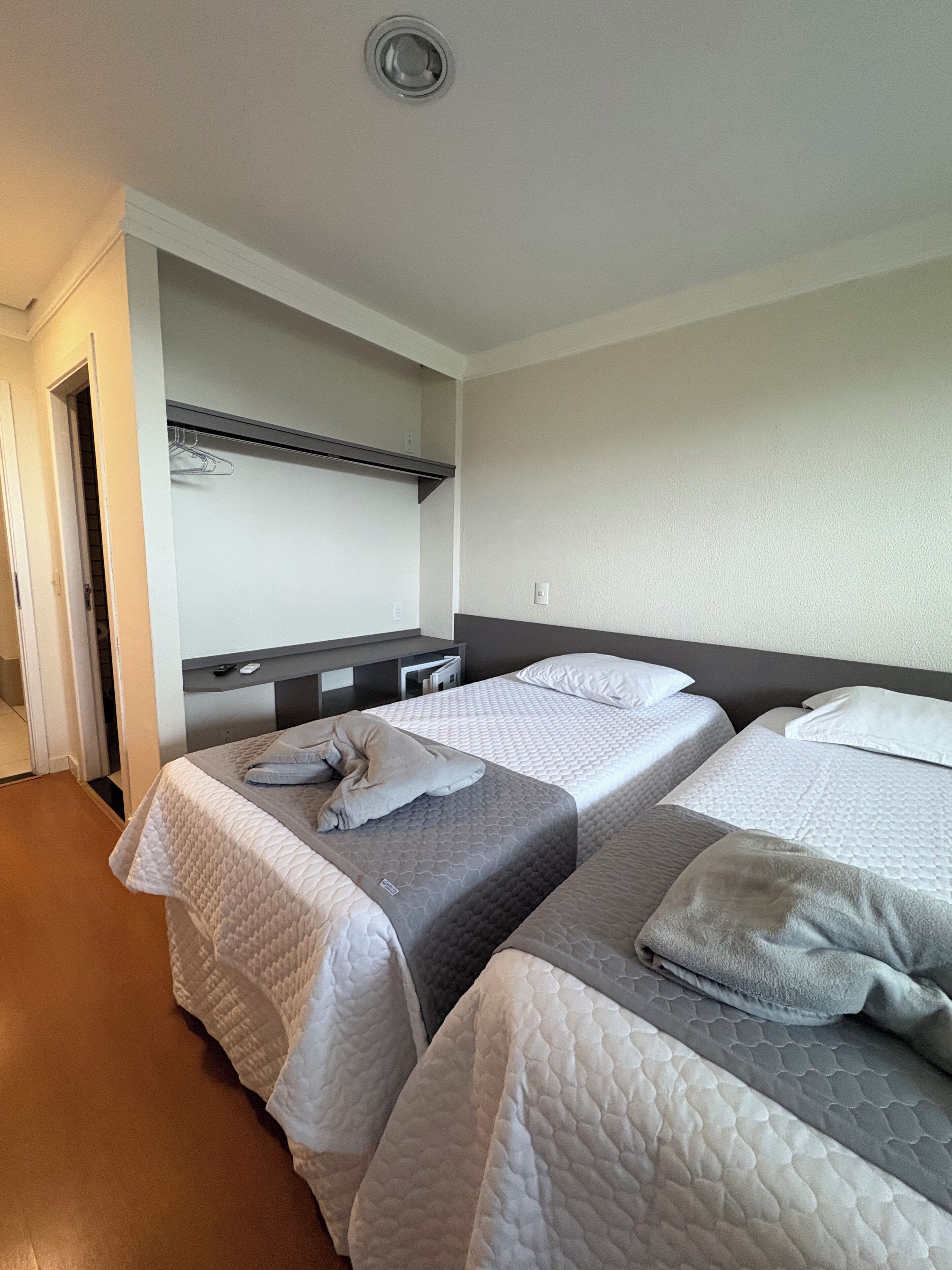 Skrivebord for bærbar PC, wi-fi (inkludert) og sengetøy