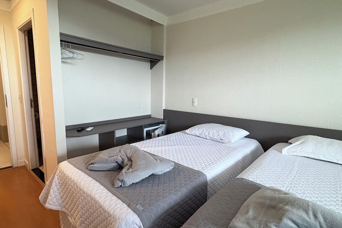 Ruang kerja ramah laptop, Wi-Fi gratis, dan seprai linen