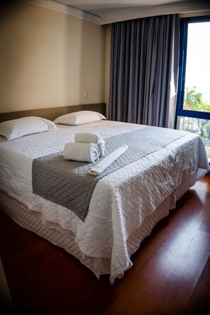 Luxo Casal | Espaço de trabalho para notebook, Wi-Fi de cortesia, roupa de cama