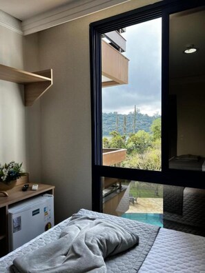 Habitación Deluxe con 2 camas individuales, 2 camas individuales, vista al lago | Espacio para trabajar con laptop, wifi gratis y ropa de cama 