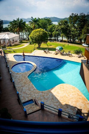 Habitación triple Deluxe, vistas al lago | Terraza o patio