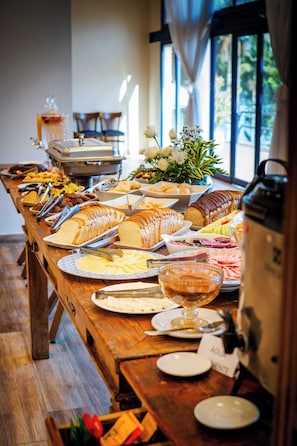 Free daily buffet breakfast 