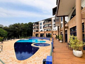 Kolam renang terbuka