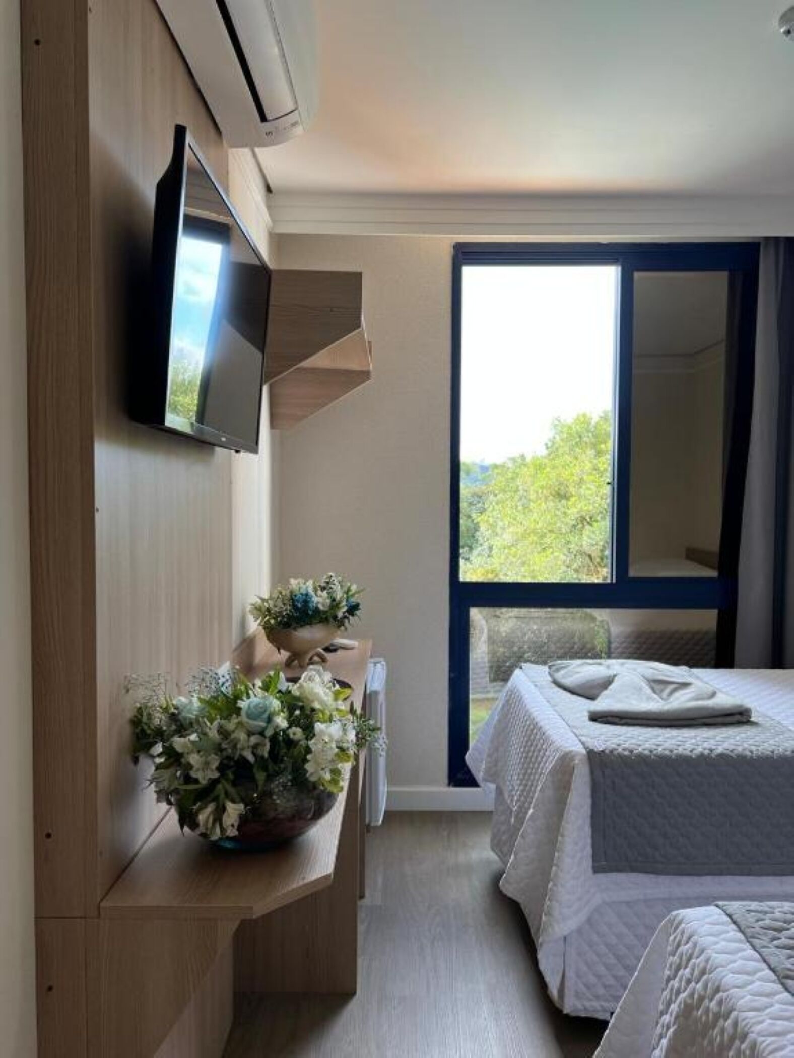 Tomannsrom – deluxe, 2 enkeltsenger, utsikt mot innsjø | Skrivebord for bærbar PC, wi-fi (inkludert) og sengetøy