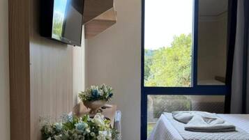 Tomannsrom – deluxe, 2 enkeltsenger, utsikt mot innsjø | Skrivebord for bærbar PC, wi-fi (inkludert) og sengetøy