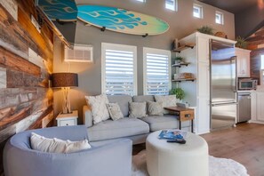 TV, fireplace - Barefoot 101 * One Block to Beach * 2 Bed 1 Bath (Encinitas)