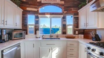 Fridge, oven, stovetop, dishwasher