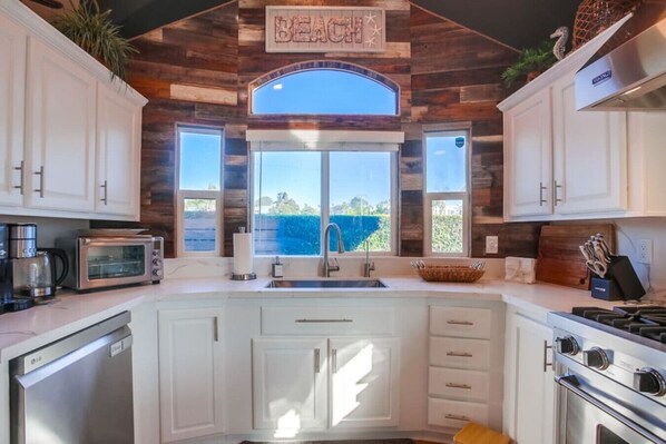 Fridge, oven, stovetop, dishwasher