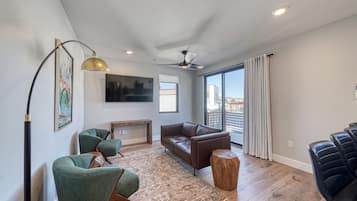 Deluxe Apartment | Living area