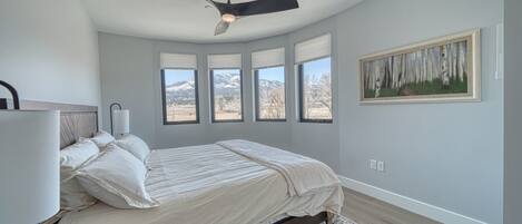 Deluxe Apartment | Laptop workspace, free WiFi