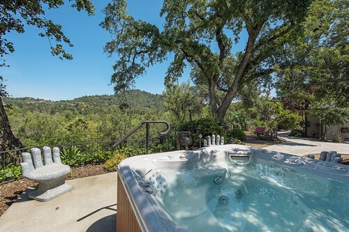 Luxurious Enchanting Healdsburg estate style retreat, sleeps 12, pool, firepit