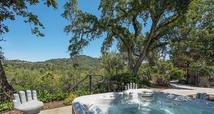 Luxurious Enchanting Healdsburg estate style retreat, sleeps 12, pool, firepit