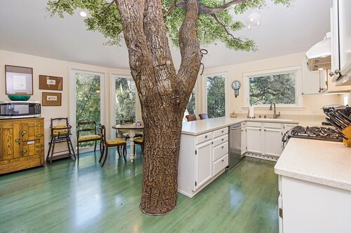 Luxurious Enchanting Healdsburg estate style retreat, sleeps 12, pool, firepit