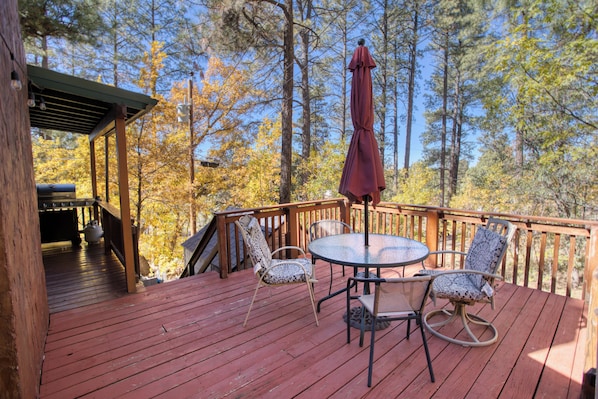 Outdoor dining - Private Year Round Getaway Cabin with WiFi in Pinetop-Lakeside (Pinetop-Lakeside)