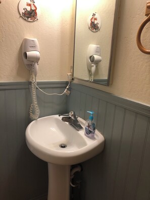 Douche, sèche-cheveux, serviettes fournies, savon