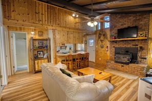 Living area - Private Year Round Getaway Cabin with WiFi in Pinetop-Lakeside (Pinetop-Lakeside)