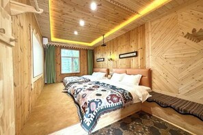 Una habitación con paneles de madera, una cama, un banco y una ventana con cortinas.