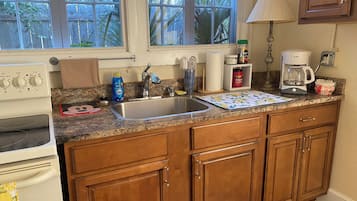 Microondas, horno, placa de cocina