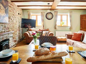 Una televisión, una chimenea