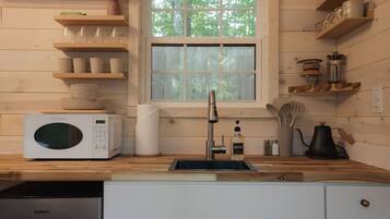 Frigorífico, microondas, cafetera o tetera y utensilios de cocina