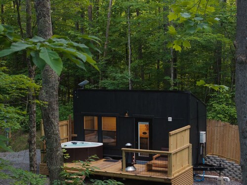 Romantic Getaway, Hot Tub, Fire Pit, and Near Hiking!