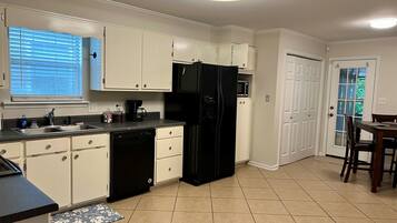 雪櫃、微波爐、焗爐、爐具