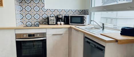 Frigorífico, microondas, horno y placa de cocina