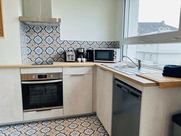 Fridge, microwave, oven, stovetop